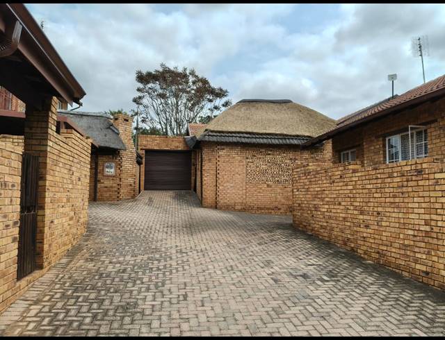 3 BEDROOM TOWNHOUSE FOR SALE IN SAFARI GARDENS